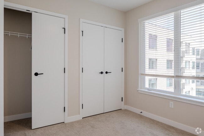 1BR, 1BA - 733SF