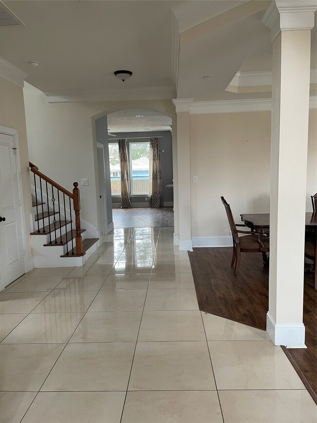 Photo - 5105 Maple St