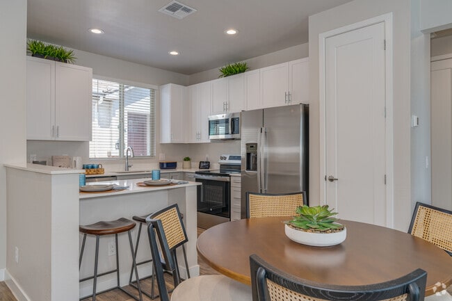 2 habitaciones, 2 baños - 101 m² - Comedor - Village at Liberty Farms
