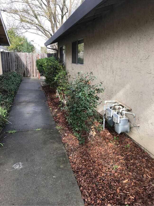 Photo - 2127-2129 E. 8th Street Unidad 2127