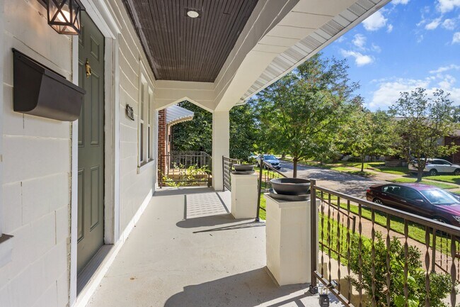 6613 Parkwood Pl