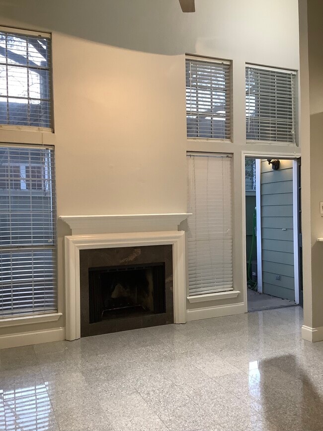 Vivir en la planta baja - 6220 Bentwood Trl Unidad #804