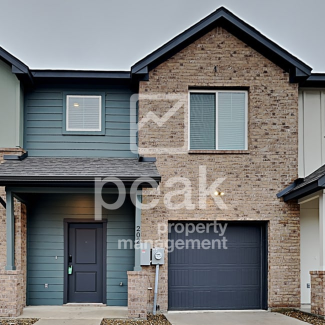 Building Photo - $1675 Beautiful 3 bed 3 bath townhome!