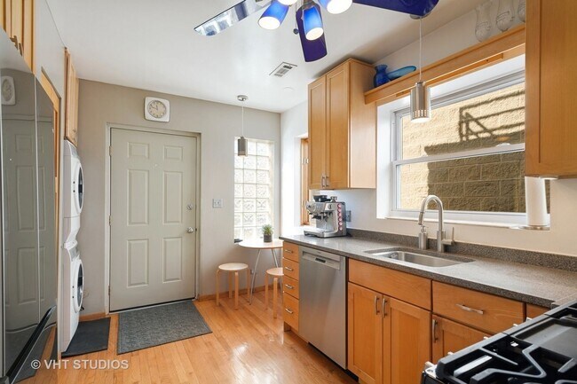 Photo - 4b3b Duplex Living in The Heart of Wicker Park Unit Apt 2