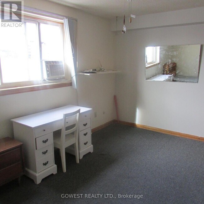 Photo - 24 A Roncesvalles Ave