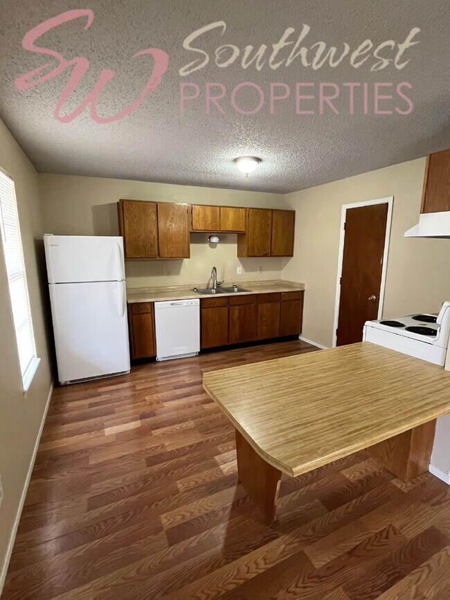 Photo - Move in Ready 2 bedroom 1 bath apartment -- Walk to Campus! Unit Apt 5