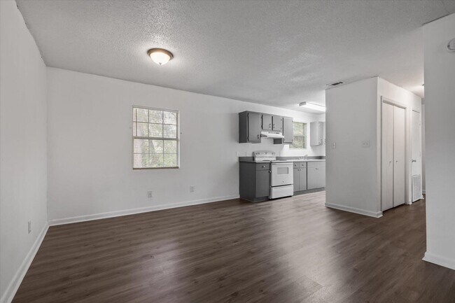 Photo - 851 Maple St