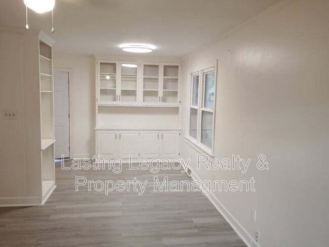 Photo - 656 Bost St