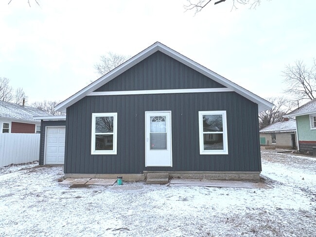 Photo - 728 S Broadway St