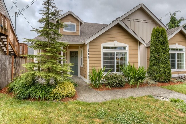 Building Photo - Bright & Spacious Home in the Heart of Bur...