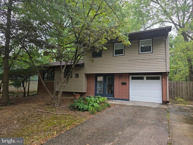 Photo - 305 Radcliffe Dr