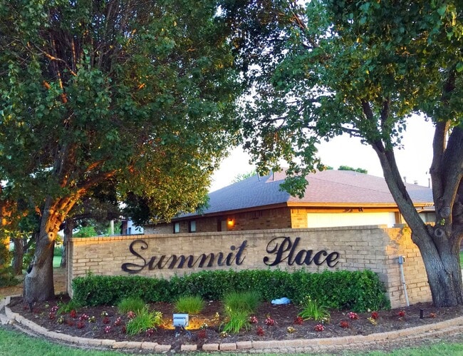 Photo - 3 Bed/ 2 Bath/ 2 Car Garage Duplex in Putnam City Schools