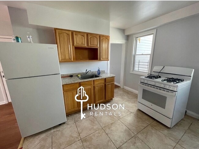 Building Photo - 56 Jewett Ave Unit 3