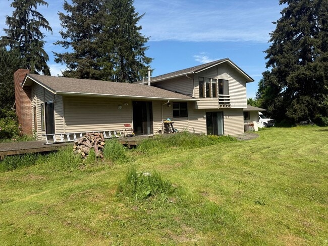 Building Photo - Large Mount Vernon Home on Acreage