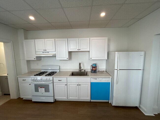 Photo - 411 School St