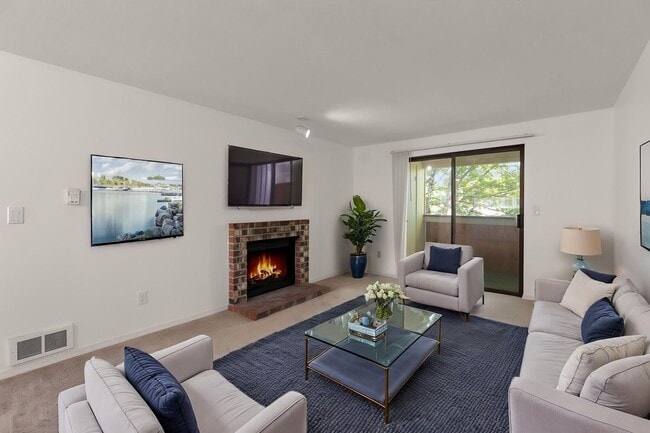 Building Photo - Top floor, 2drm, 2 full bath, open floor plan, pool, water, sewer, garbage included in rent
