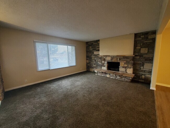 Photo - 3779 Oxford Way