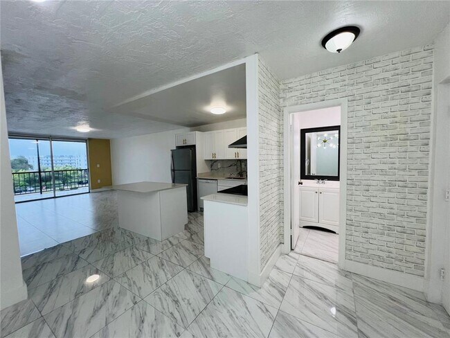 Building Photo - 7300 NW 17th St Unit 416