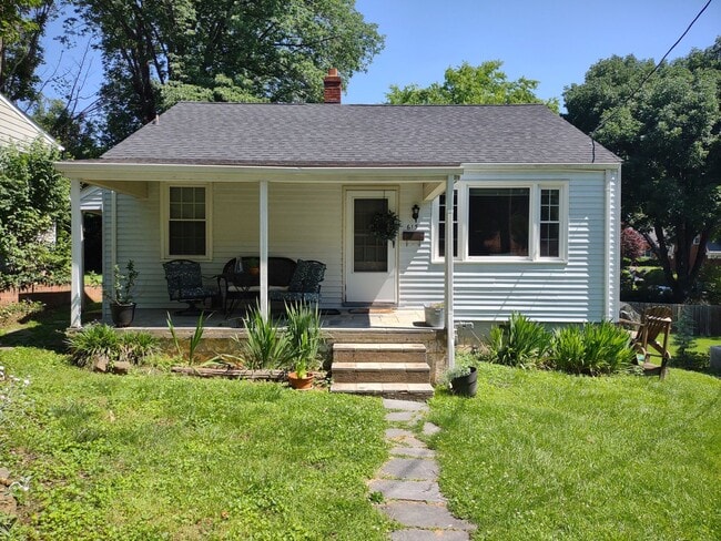 Photo - 2BD/1BA House Walking Distance to Downtown!