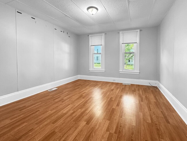 Photo - 301 Spencer St NE