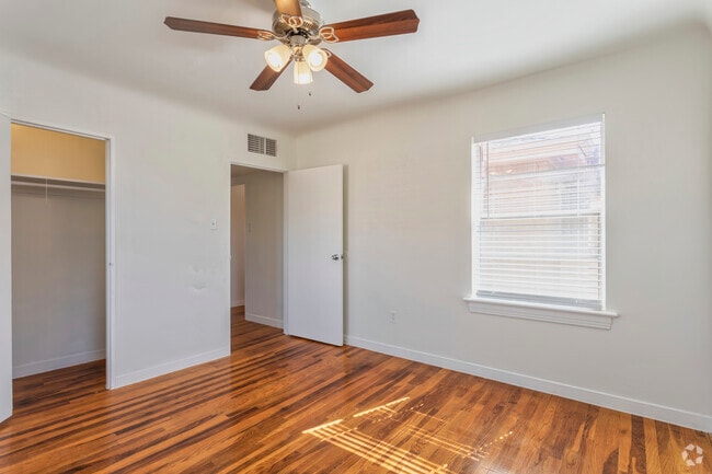 2BR,1BA - 793SF - Bedroom