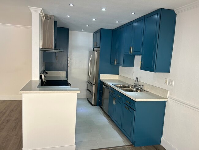 Building Photo - 5328 Newcastle Ave Unit #4