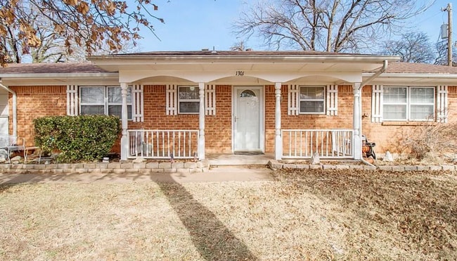 Building Photo - 1301 Hazelwood Dr Rental