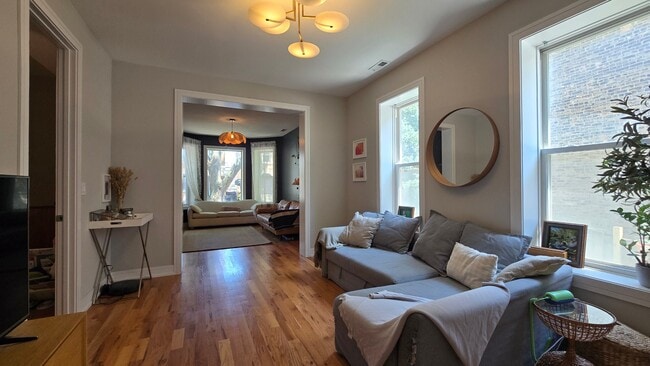Photo - 2047 W Walton St Unit 1F