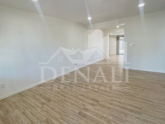 Photo - 2401 E Meadowbrook Ave