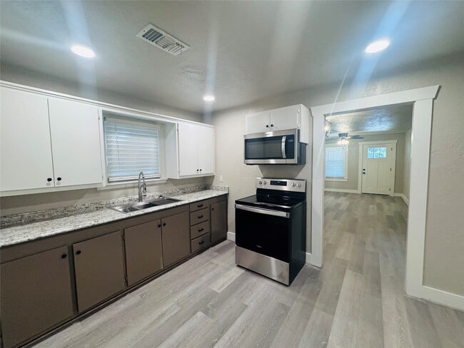 Photo - 510 W 6th St