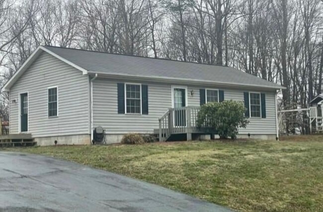 Building Photo - New Listing!