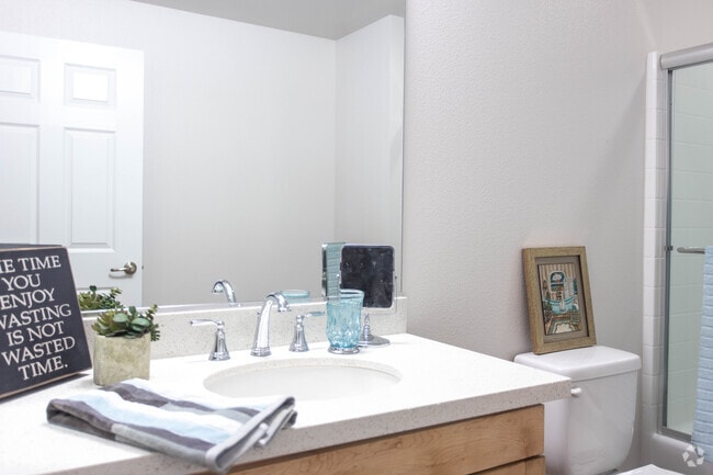 2BR, 2BA-1313 SF