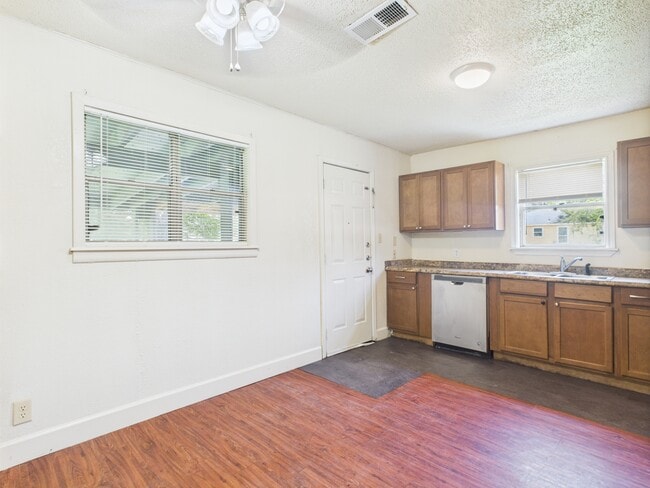 Photo - 2702 Cavitt Ave