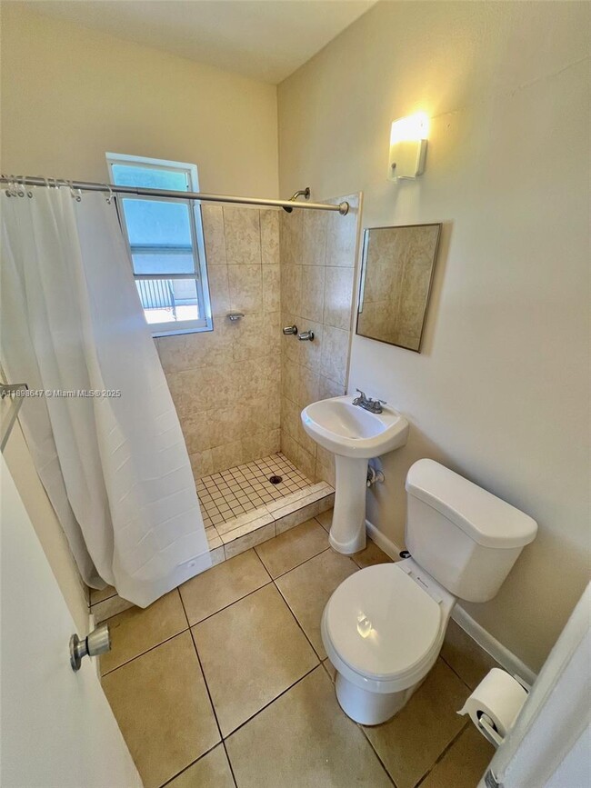 Photo - 690 NE 85th St Unidad 3D