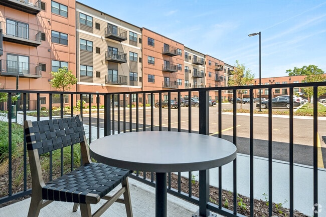 Patio 1BR, 1BA - 746SF - Patio