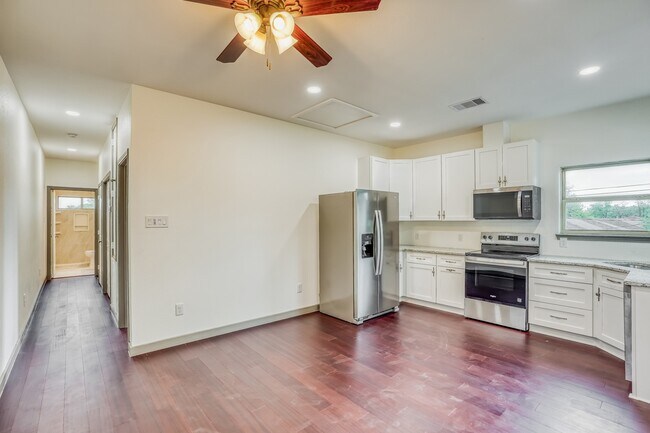 Photo - 3502 Longwood Dr Unit B