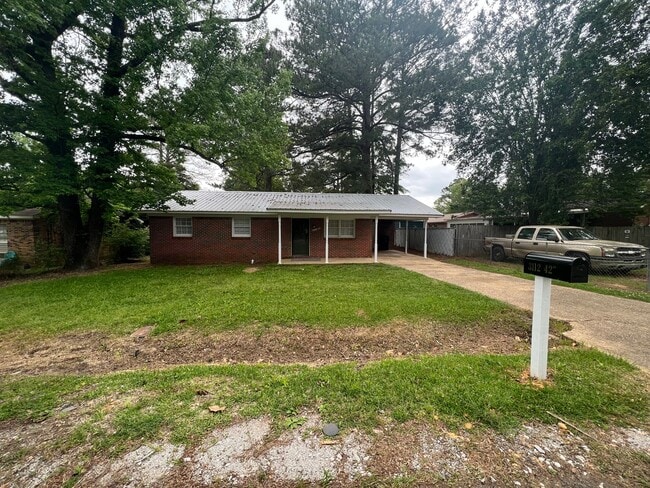 Building Photo - 3 Bedroom 1 Bathroom brick home in West Tuscaloosa