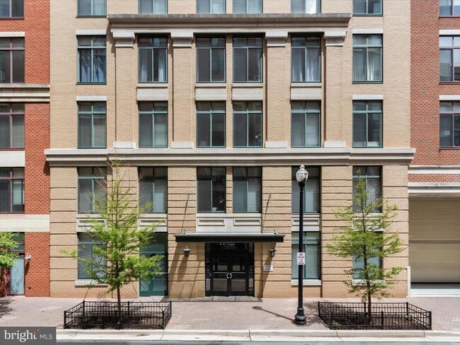 Building Photo - 1205 N Garfield St Unit 804