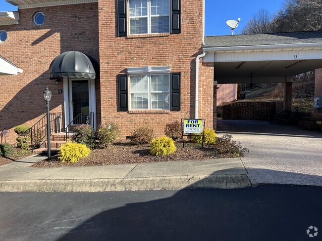 Building Photo - 102 Car Mol Dr Unit Oak Hill condominium