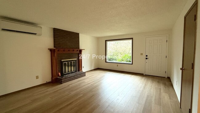 Photo - Cute 3 BD | 1.5 BA Home in Lake Oswego - Lake Access!