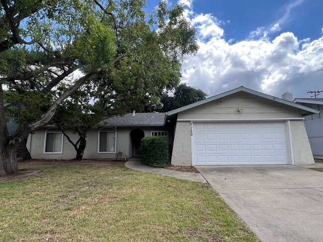 Building Photo - Darling 3 Bedroom House!!