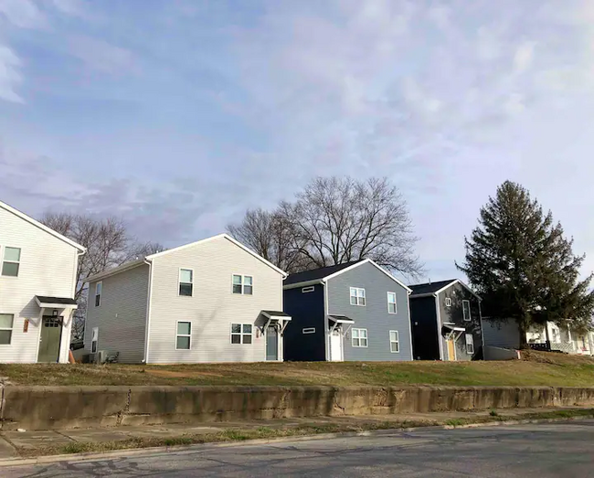 Photo - 624 W Main St Townhome