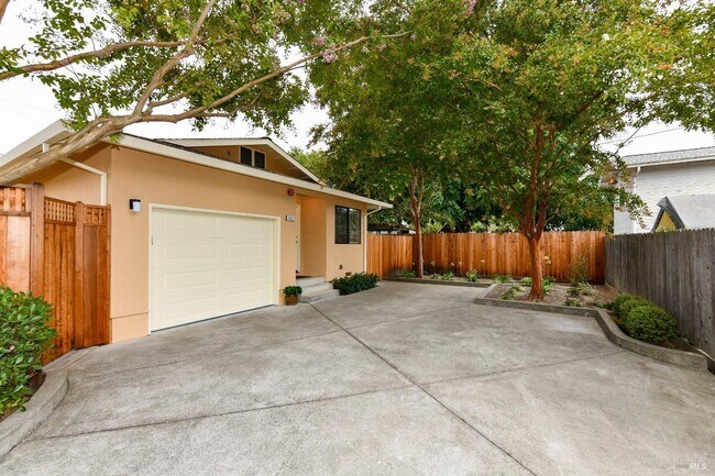Photo - 2833 Marin St
