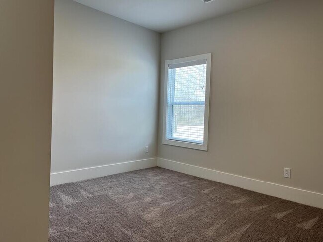 Photo - 154 Fernhill Dr NW