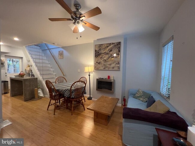 Photo - 2331 Montrose St