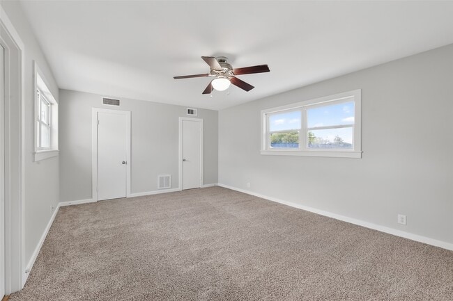 Photo - 729 Loggins Dr