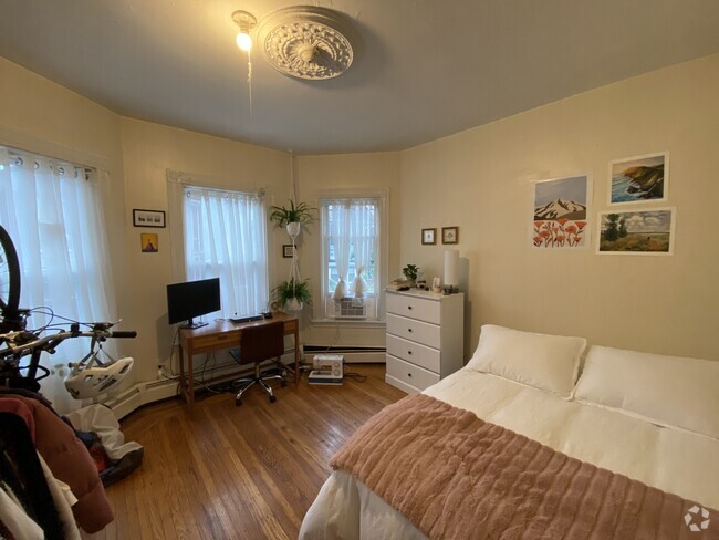 Building Photo - 80 Hillside St Unit Hillside Rental