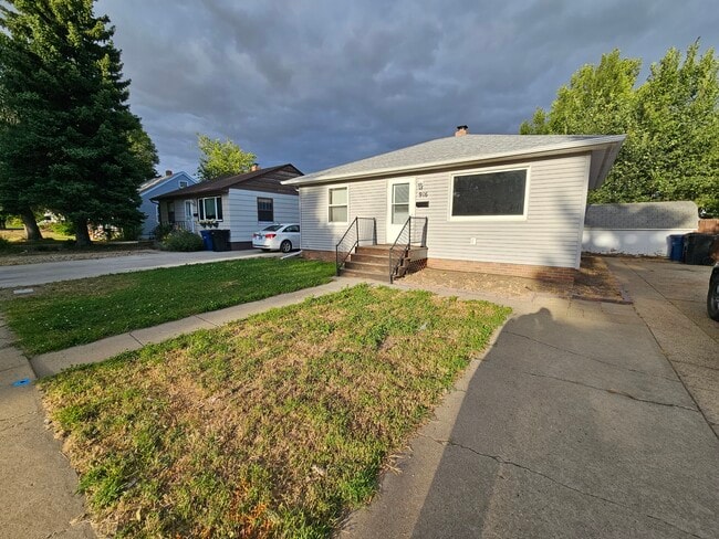Building Photo - 916 3rd Ave W Rental