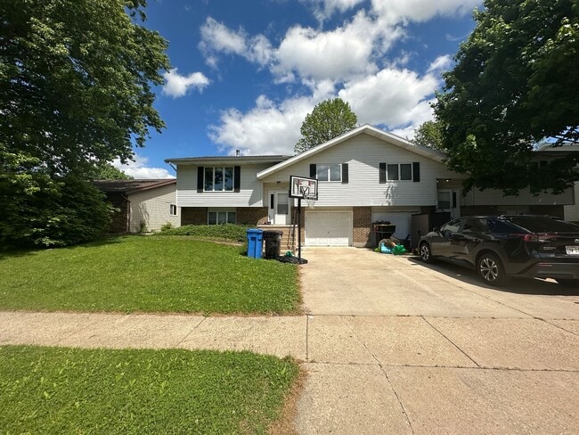 Building Photo - 1122-1124 Waunakee Duplex Unit 1122