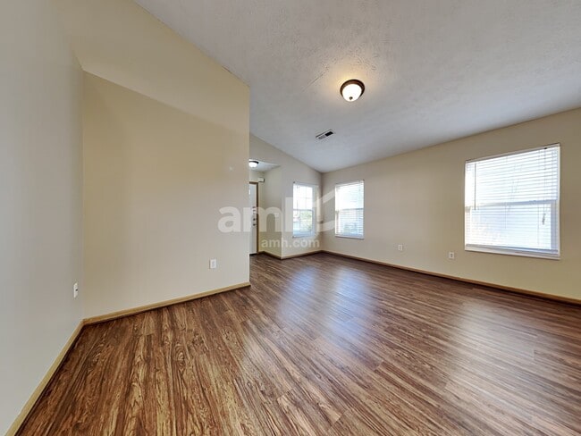 Photo - 939 Delhi Dr